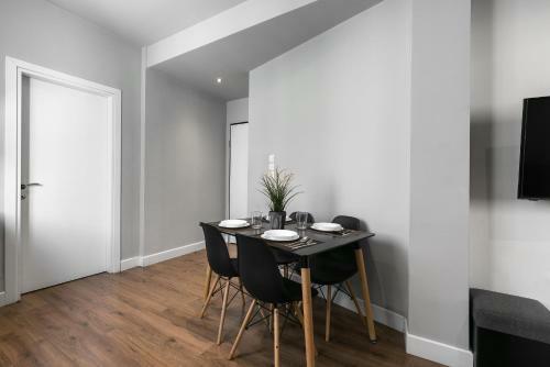 Upper Floor Central Apartment, The Luxury Suites