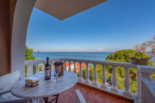 Lambros Seafront Apartments