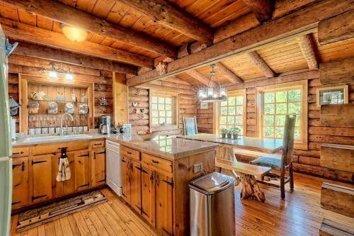 Above It All Luxury Mountain Log Cabin