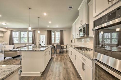 Contemporary Home With Yard - 27 Mi To Atlanta!