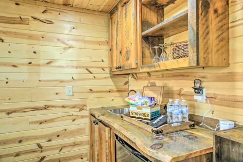 Lush, Pet-friendly Gem With Hot Tub And Fire Pit!