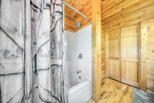 Lush, Pet-friendly Gem With Hot Tub And Fire Pit!