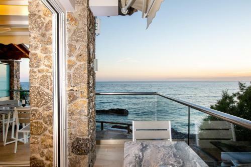Black Rocks Family, Luxury Seafront Maisonette