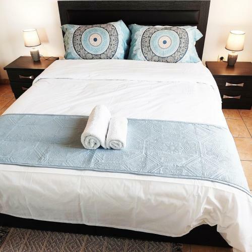 Avalon Cosy Apartments Emerald, Ivory With Shared Swimming Pool