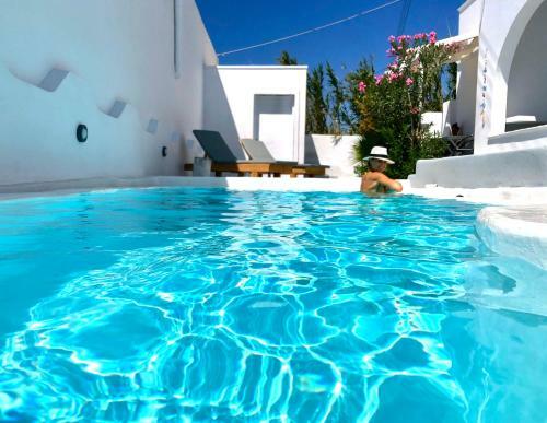 Building With 7 Apartments And Pool