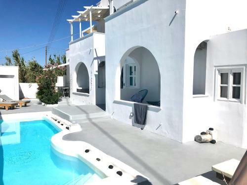 Building With 7 Apartments And Pool