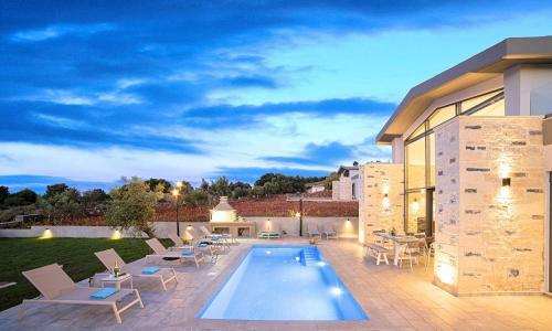Moonlights Villas Heated Pool