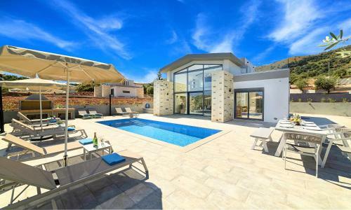 Moonlights Villas Heated Pool