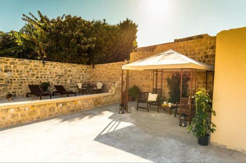 Villa Leon - Private Courtyard Serenity
