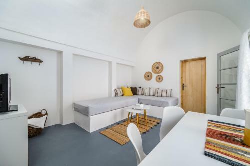 New Villa Tholos - 400m From Famous Kamari Beach