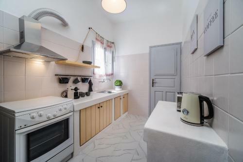 New Villa Tholos - 400m From Famous Kamari Beach