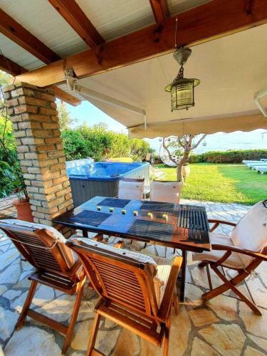 Corfu Glyfada Beachfront House 13