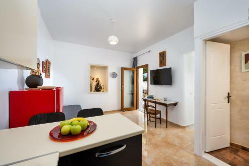 Hostal Moschatos Beach House