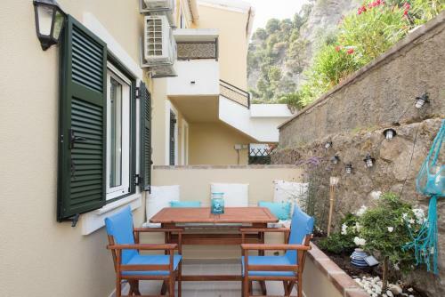 Waves Apartments: Two Beachfront Apartments