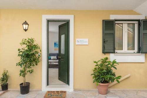 Waves Apartments: Two Beachfront Apartments