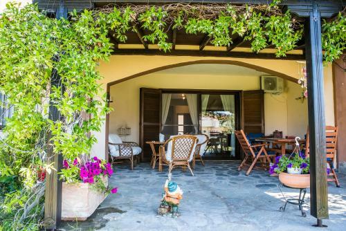 Eirinis House