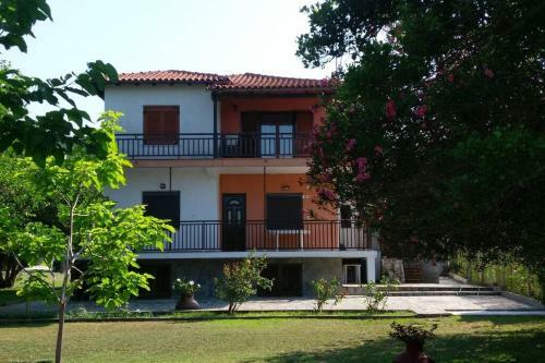 Bright, Beachfront Apartment With Free Parking And Garden