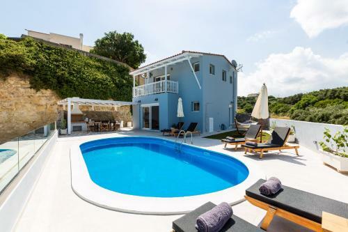 Nikiforos Villa, Coastal Retreat!
