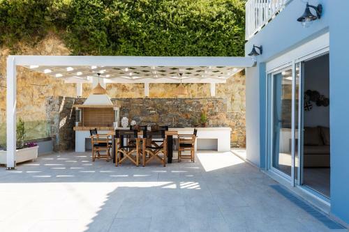 Nikiforos Villa, Coastal Retreat!
