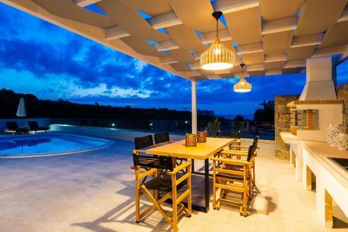 Nikiforos Villa, Coastal Retreat!