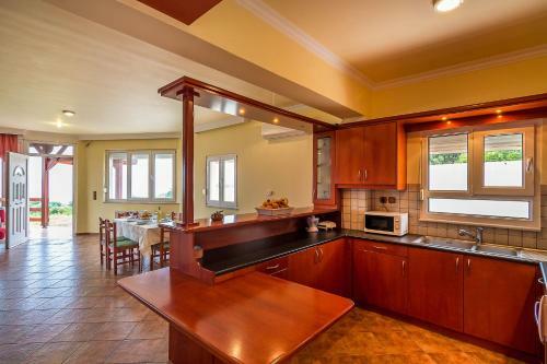 Villa Helen 200m From The Beach In Tersanas