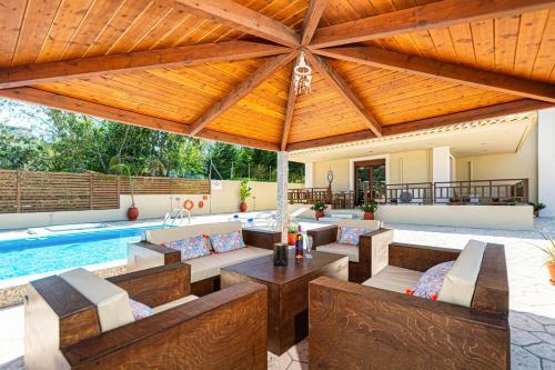 Maria's Luxurious Villa In Koskinou