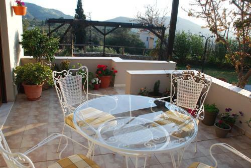 Villa With A Pool In Lefkogia