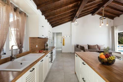 Villa Alonaki Bay