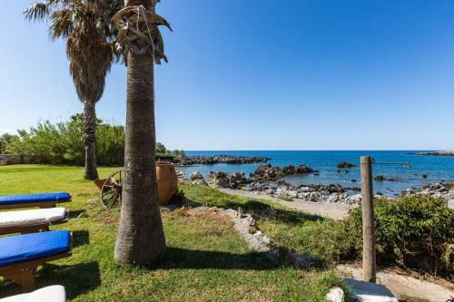 Villa Proto Helidoni - A Cozy Beachfront Villa