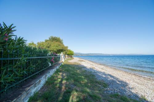 Romantic Seafront Studio - Dream Garden