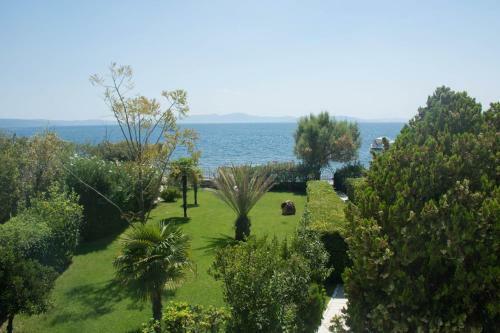 Romantic Seafront Studio - Dream Garden