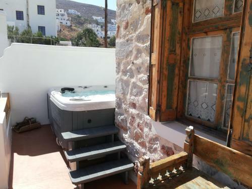 Yalos House