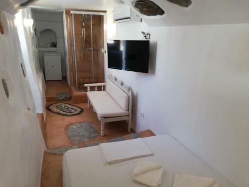 Yalos House