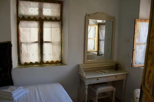 Yalos House