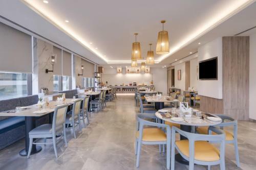 7 Apple Hotel Mahape
