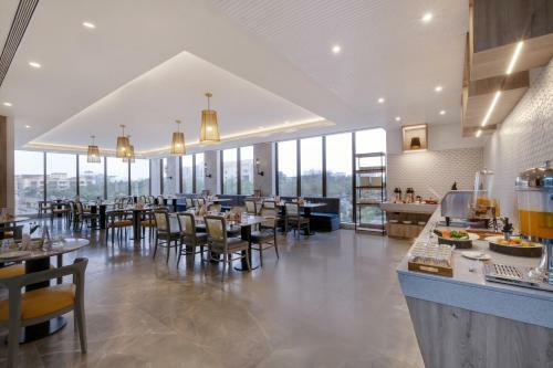 7 Apple Hotel Mahape