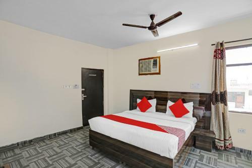 Oyo 87405 Hotel Royal