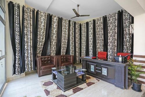 Oyo 87405 Hotel Royal