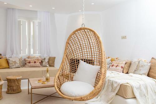 Villa Gold & White