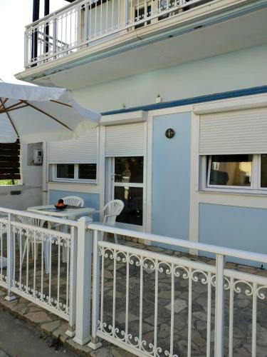Alpha Apartment, Ireon Samos