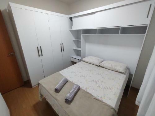 Apartamento Apto, 2/4, 2 Ar-condicionados E Bem Localizado.