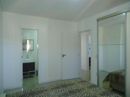 Res. Antonio Pinheiro. Apartamento Com 2 Dormit�rios.