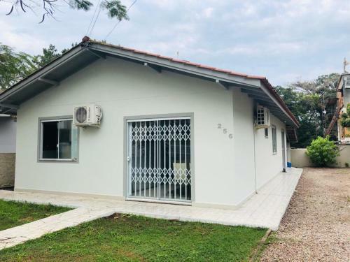 Apartamento Casa de 03 Dormit�rios No Centro de Bombinhas