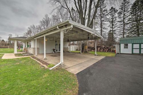 Hideaway Merrillville Cottage With Fire Pit!