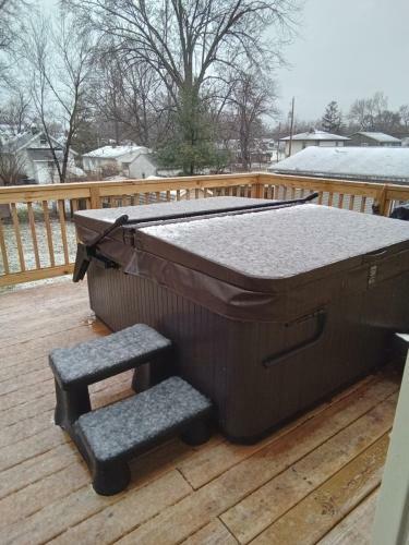 Outdoor Hottub, Private Entrance