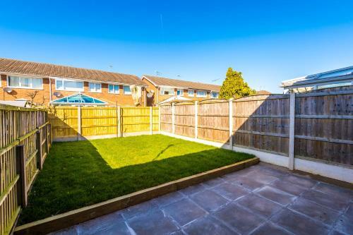 Cheerful 3 Bedroom Home With Parking In Chester
