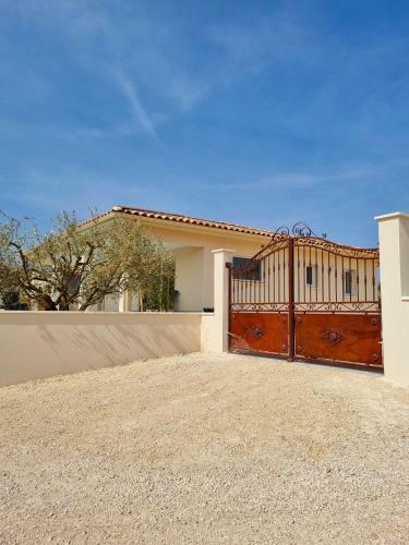 Goudargues Villa Toute �quip�e, 300m Du Centre.