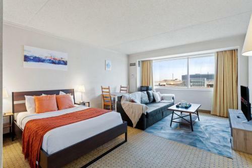 Posada Cozysuites Showboat Bold Beachside Hotel Room