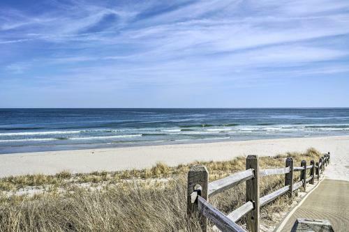 Chic Getaway With Hot Tub - Half-mi To Beach!