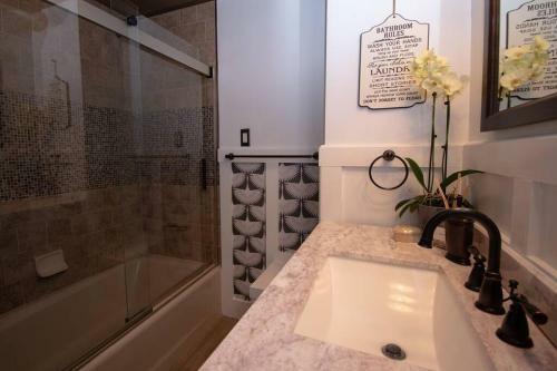 Gorgeous Historic Victorian With 8 Bedroom/4 Baths